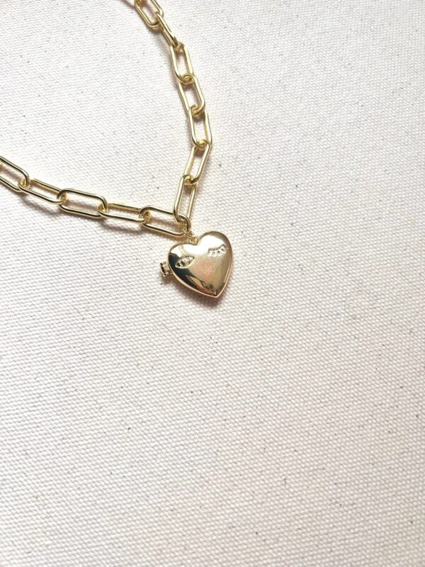 7715-chunky-paperclip-50cm-wink-heart-locket-necklace-5056472913848-41371207336185-4.jpg